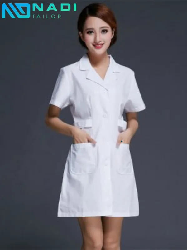 Một trong những điểm cộng lớn nhất của áo blouse cổ bẻ Danton là sự linh hoạt trong các tình huống sử dụng.