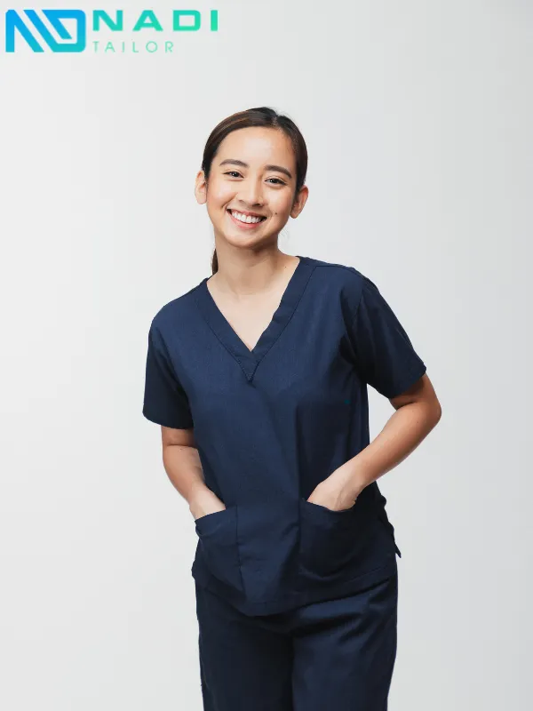 Áo blouse nữ tay ngắn thường được sử dụng bởi các bác sĩ nữ, điều dưỡng viên, nữ hộ sinh, kỹ thuật viên phòng khám và cả sinh viên ngành y.