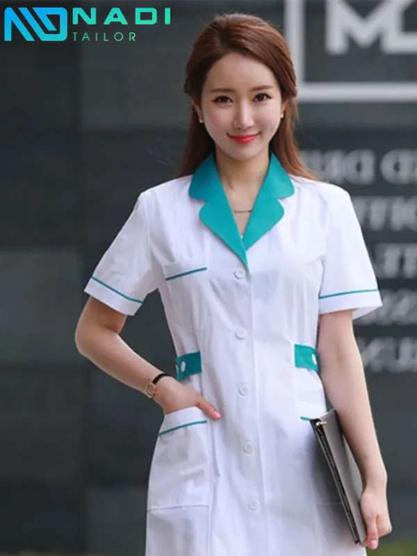 Nên tìm đến các đơn vị từng sản xuất đồng phục cho bệnh viện, cơ sở Đông y, spa, phòng khám,... Họ sẽ có sẵn form dáng, quy trình, hiểu được yêu cầu kỹ thuật như độ bền, khả năng chống khuẩn hoặc kháng mồ hôi.