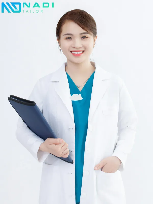 Các mẫu áo blouse cổ 2 ve thường được làm từ vải kate silk, kaki thun hoặc cotton lạnh pha spandex.