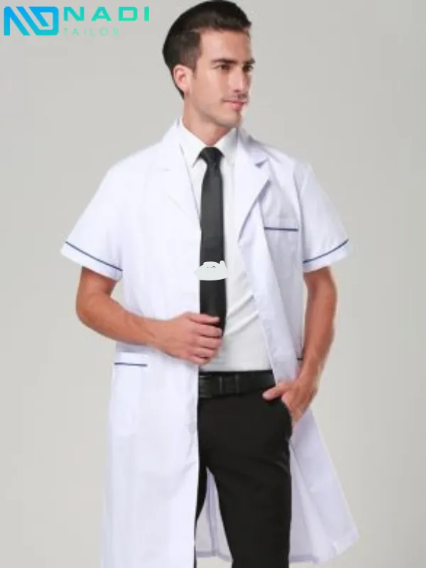 Cổ bẻ của Danton tròn hơn, mềm mại hơn, tạo cảm giác gần gũi và thân thiện.