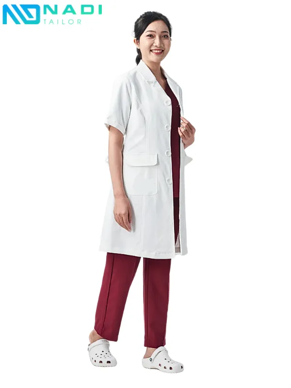 Đồng phục phòng khám Đông y có thể được phân chia thành nhiều nhóm như: bác sĩ, y sĩ, lễ tân, nhân viên kỹ thuật – mỗi nhóm có thể mang màu sắc hoặc kiểu dáng riêng biệt.