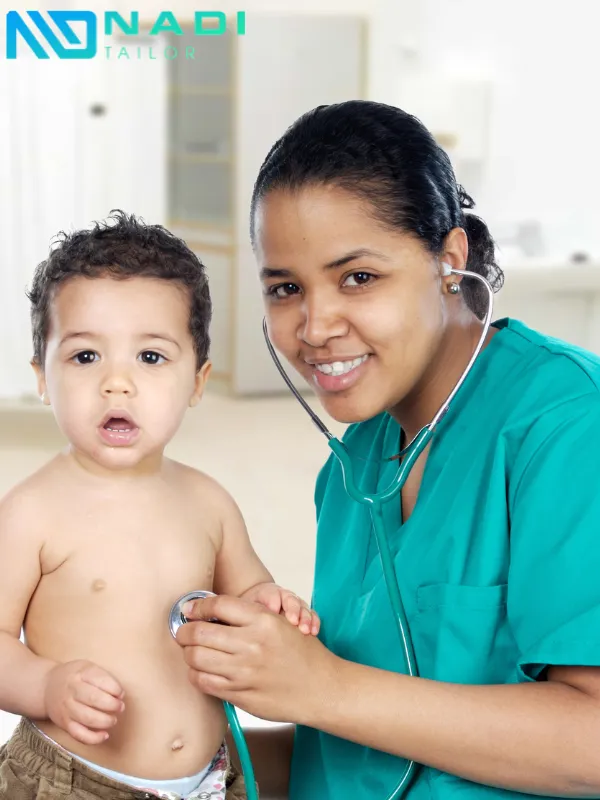 Hiện nay, các mẫu đồng phục phòng khám nhi đồng được thiết kế với xu hướng năng động, nhẹ nhàng và gần gũi.