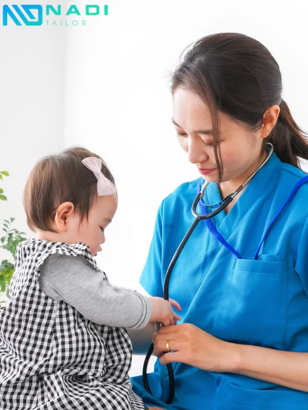 Với tính chất công việc trong môi trường y tế, đồng phục phòng khám nhi đồng cần được làm từ chất liệu thoáng mát, thấm hút mồ hôi tốt như cotton, kate, poly-cotton,...