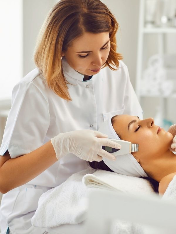 Xưởng may đồng phục thẩm mỹ viện, spa đẹp, chuẩn 2025