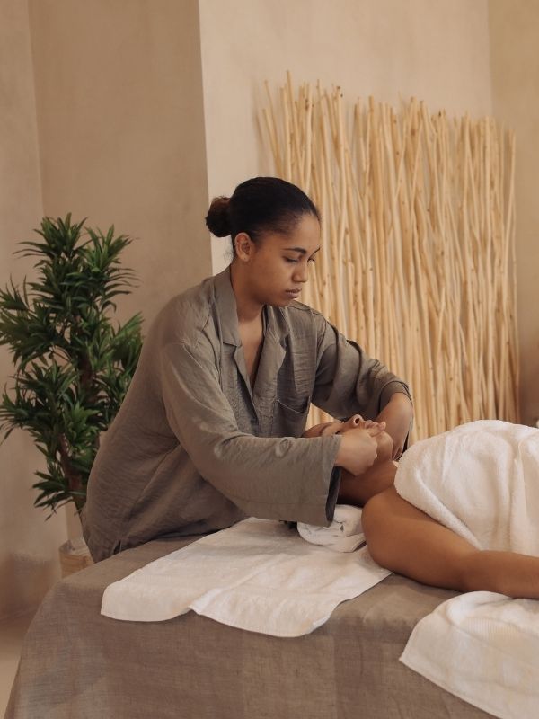 Giá đồng phục spa may sẵn cho nhân viên spa 2025